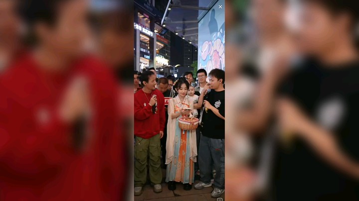 冯提莫唱歌，和男的合唱