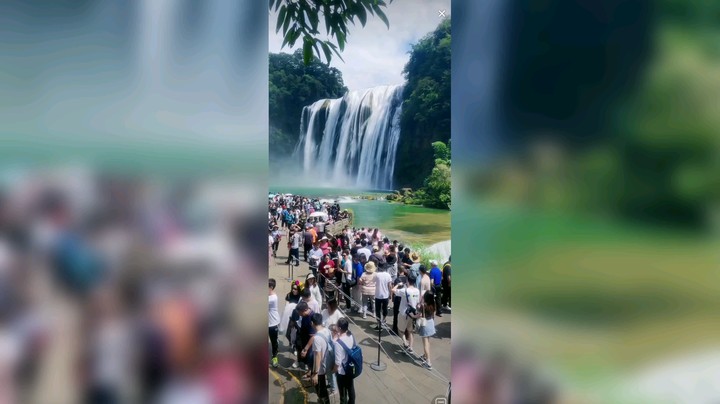 今天放假很多人来看黄果树瀑布，美女多