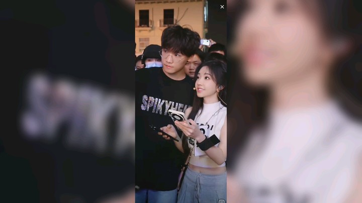 路人忙着合影，冯提莫忙着唱歌