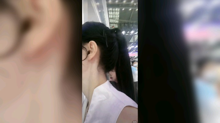 美女车模想吃饭结果还没有买饭