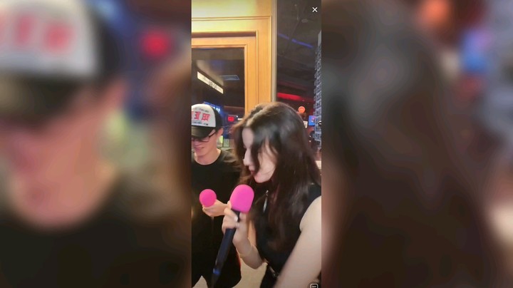 美女中秋节在深圳户外唱歌