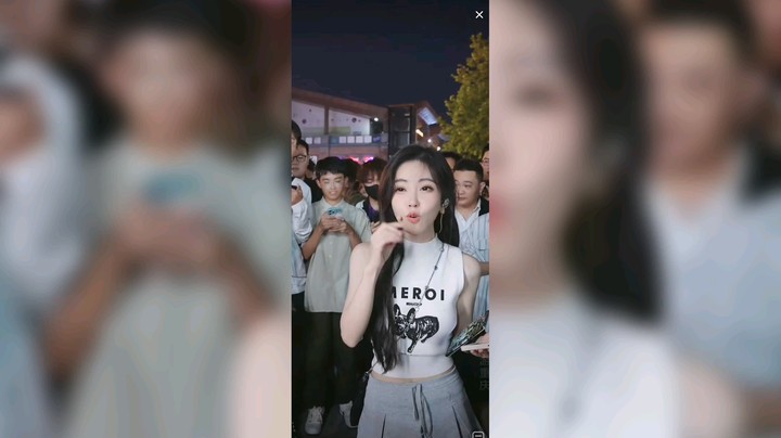 冯提莫唱歌，后面大哥很激动