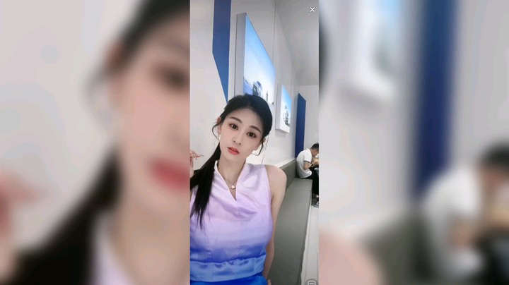 美女车模坐着聊天，衣服不错