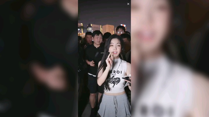 冯提莫唱歌好听，很多人跟着