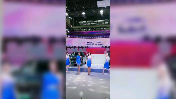 美女车模走秀一下子就结束了