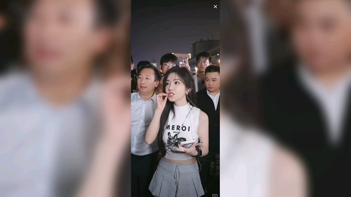 大哥急着和冯提莫合影