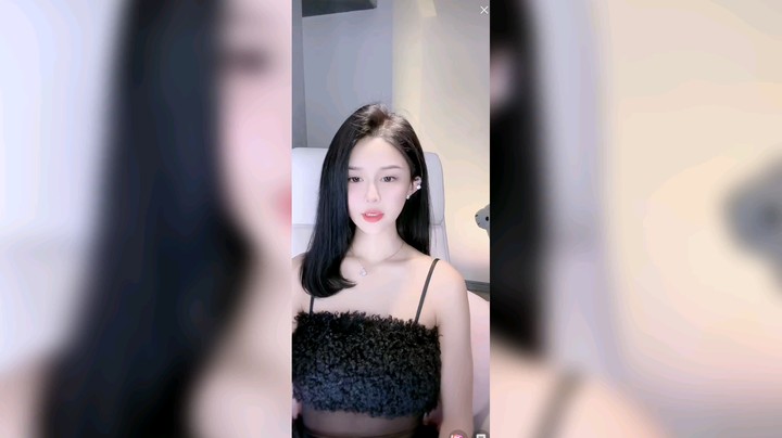 美女中秋节直播证明自己单身啊