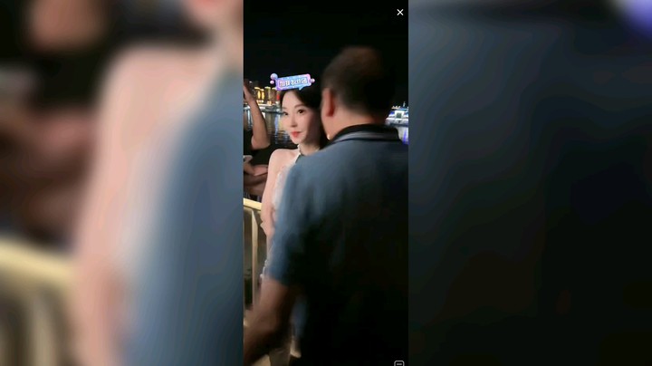 冯提莫和粉丝合影