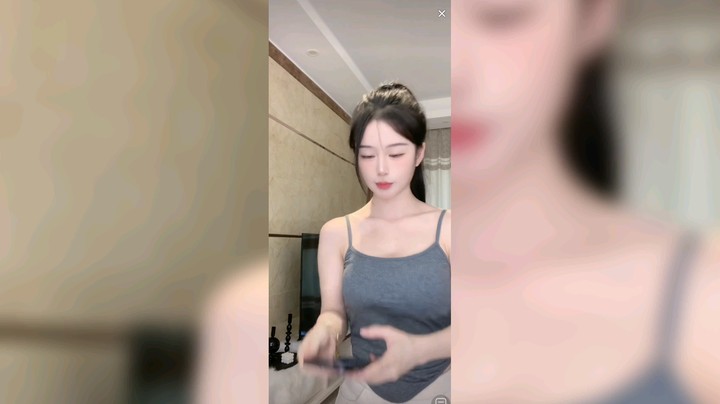 美女撒娇求大家点赞