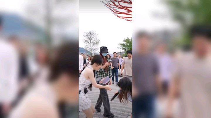 冯提莫欢迎美女可柔来唱歌