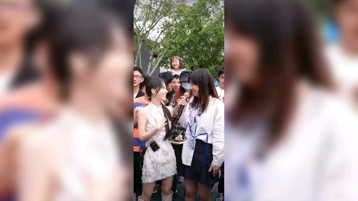 冯提莫听美女唱歌