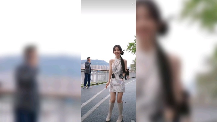 冯提莫在老家万州唱歌