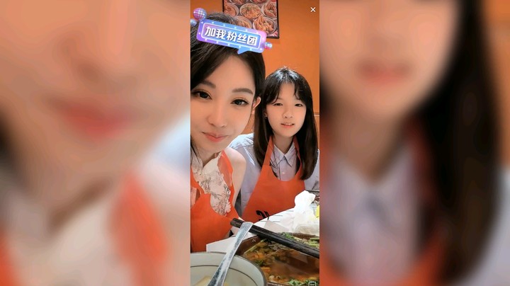 冯提莫喝女主播吃火锅还听她唱歌