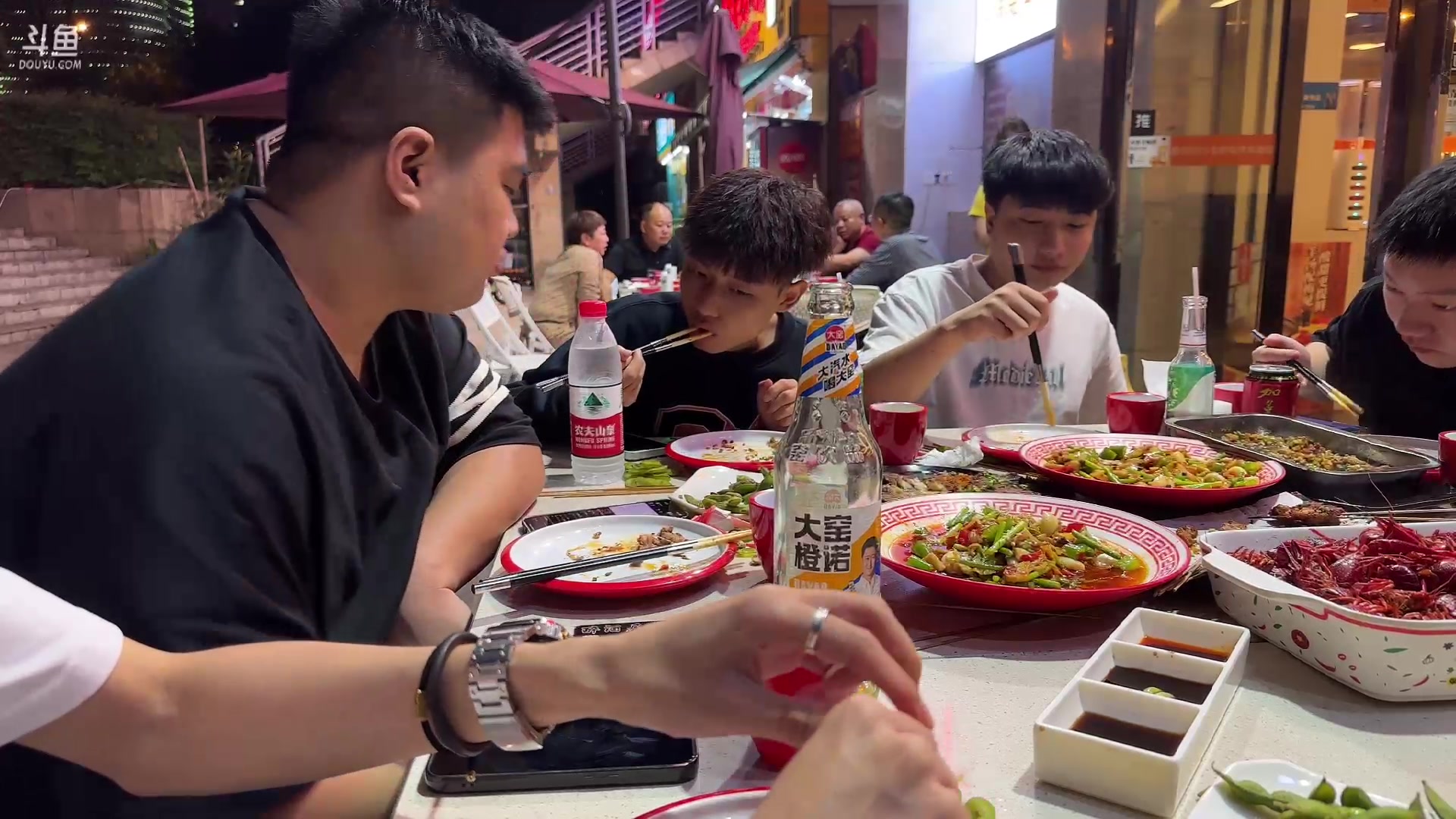 【2023-10-01 22点场】白鲨石头丶：偶遇5G队友 吃个饭