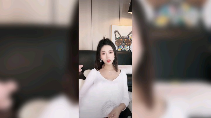 美女真会说话，撒娇要礼物