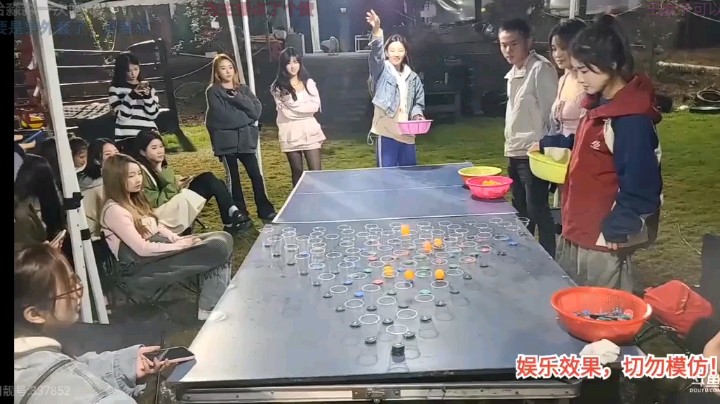 富贵哥送礼物让倩倩玩游戏