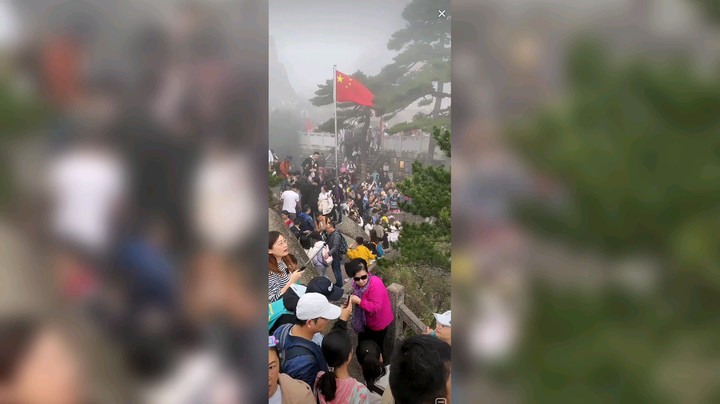 今天黄山大雾天，迎客松附近还有保护人