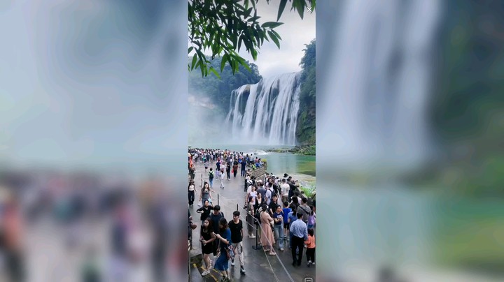 放假旅游很多人来黄果树瀑布拍照