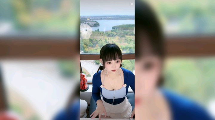 美女弹琴真好听，可爱啊