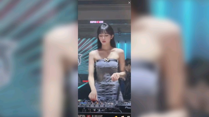 美女奶栗现场表演