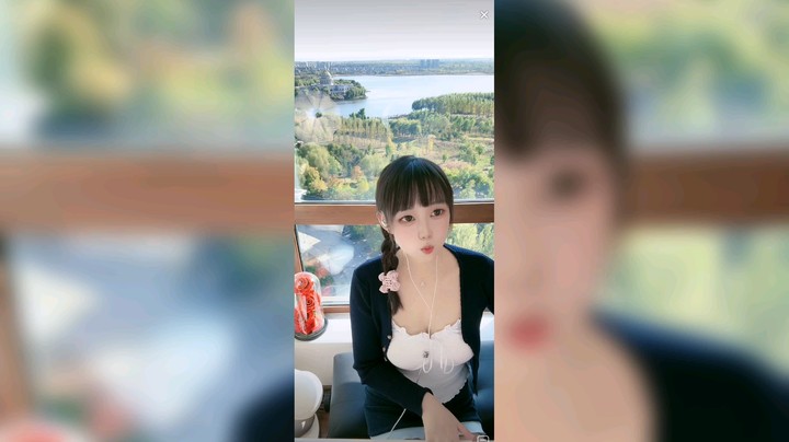 美女弹琴好可爱啊