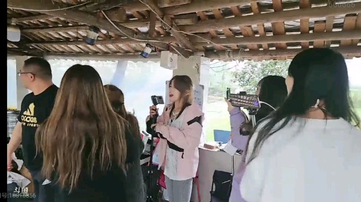 大哥帅帅哥好久没有来，女主播围着他表演