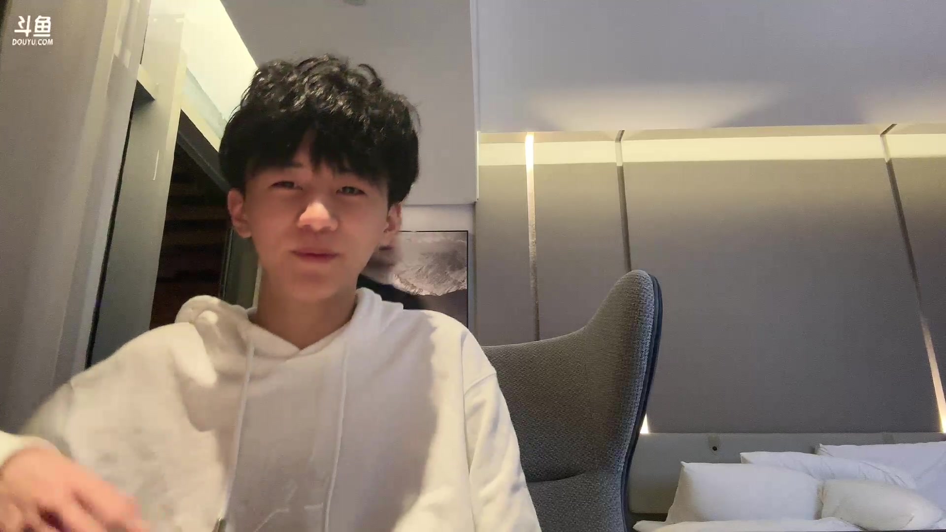 【2023-10-04 19点场】小楠ouo：0.1元卡粉丝牌