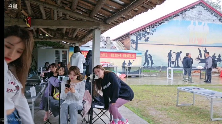 桃子直播间大家看后面肖哥，背个包搞笑