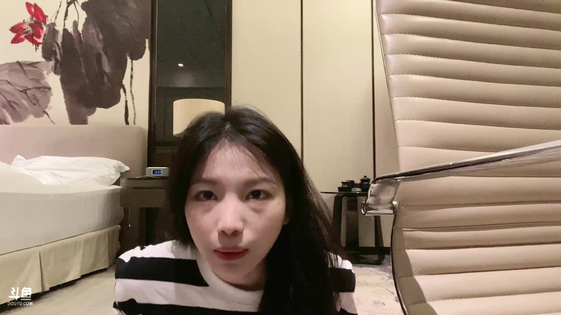 【2023-10-04 09点场】了憨憨UwU：主播受邀请参加婚礼表演翻跟头去了