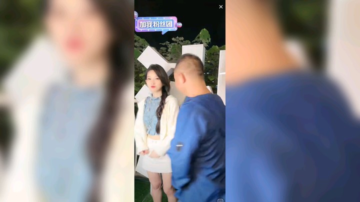 冯提莫直播一个小时下播和粉丝合影