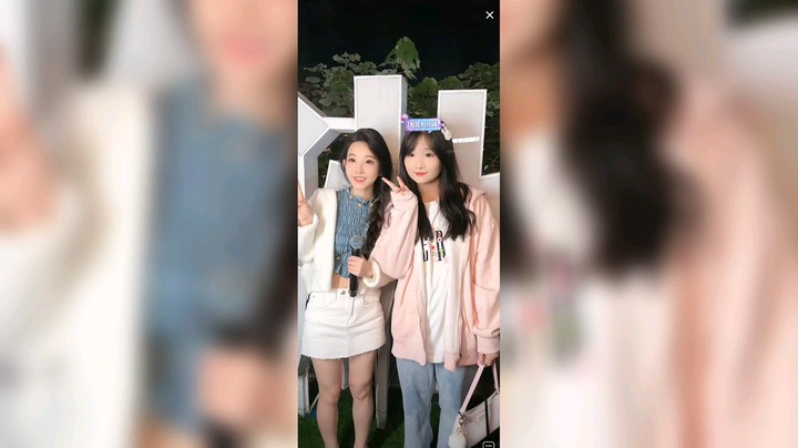 很多人排队和冯提莫合影