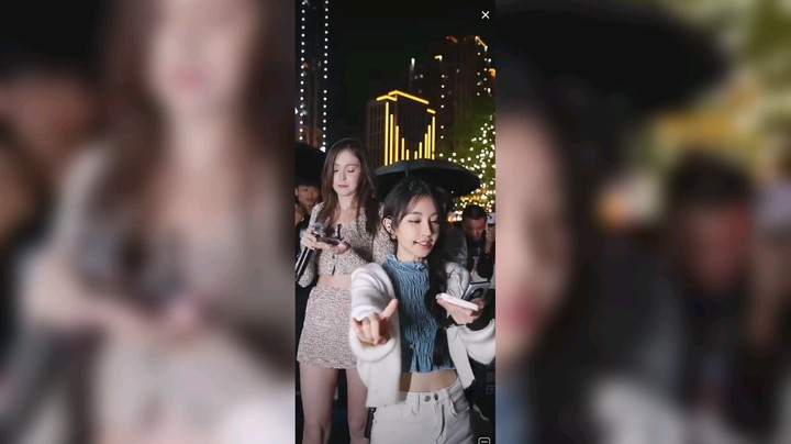 冯提莫和俄罗斯美女合唱告白气球