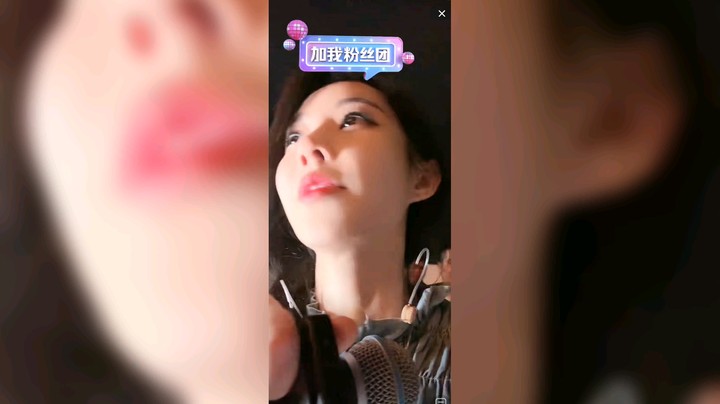 冯提莫在老家和粉丝合影