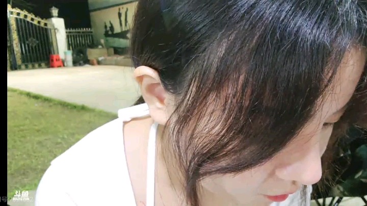 美女小优吃的香啊