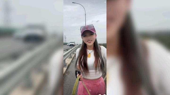 美女户外徒步直播