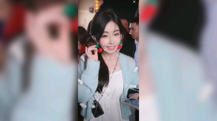 冯提莫唱歌《淋雨一直走》