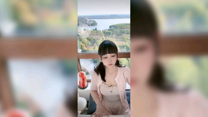 美女弹琴真好听啊