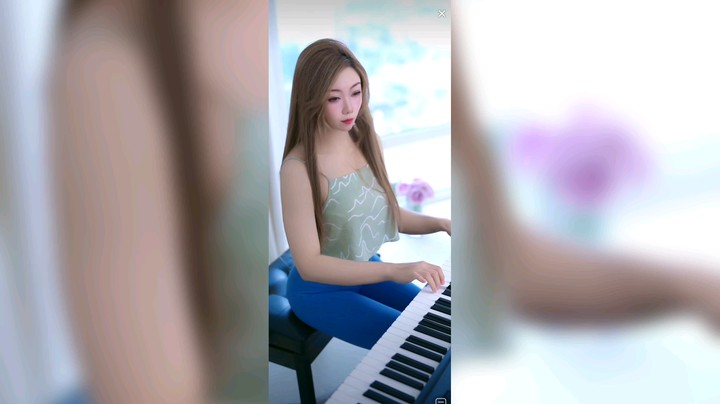 美女弹琴好优雅