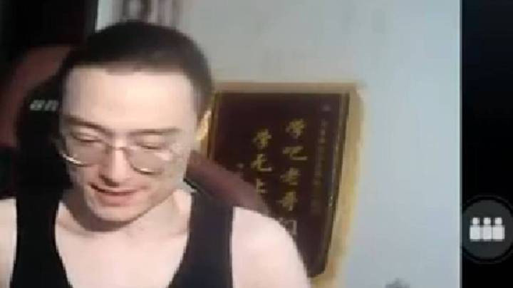 林老师展示虎虎近况，想亲亲虎虎，但虎虎不让亲并面色呆滞！