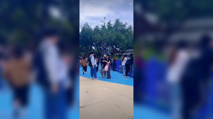 游乐园里面美女很多，大摆锤谁敢坐