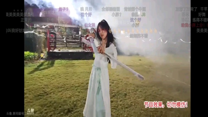 女主播搞笑表演，强行表演