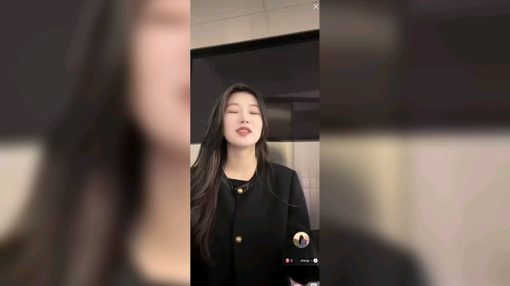 美女和闺蜜直播聊天搞笑