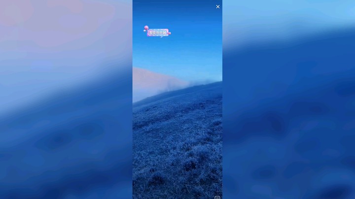 在新疆看雪山，早上蓝光美