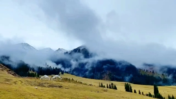 做自己的太阳，与山川湖海为伴，热爱生活，自信勇敢，保持善良，勇往直前！