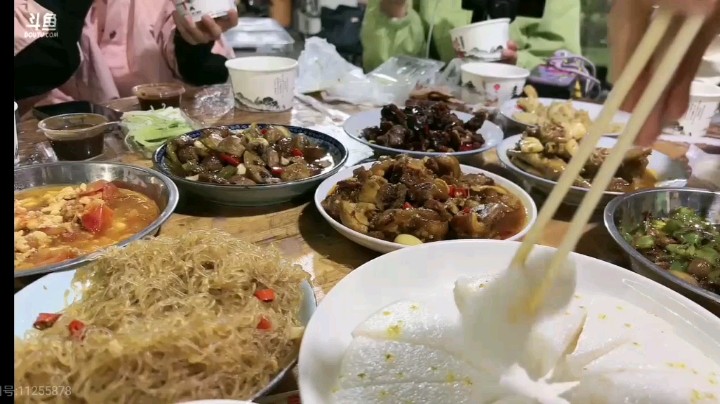 今天大餐不错，剁椒鱼头好吃啊