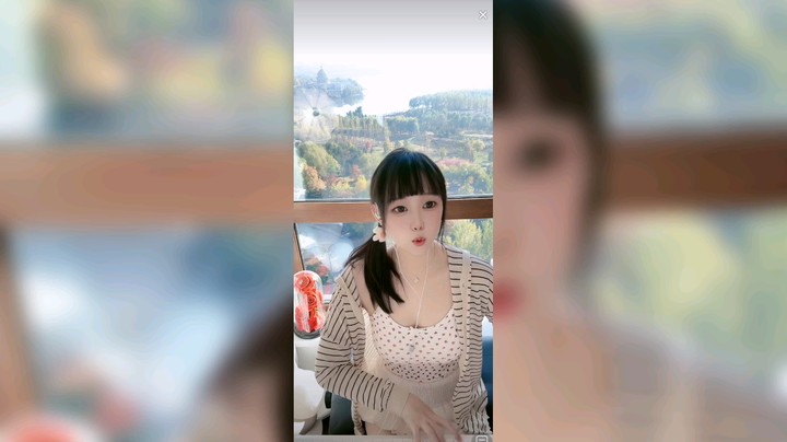 美女弹琴真好听，可爱