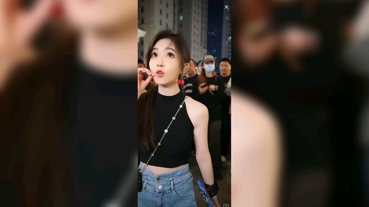 冯提莫在武汉光谷唱歌