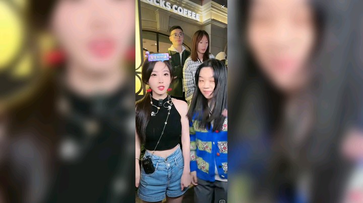 冯提莫排队和粉丝合影