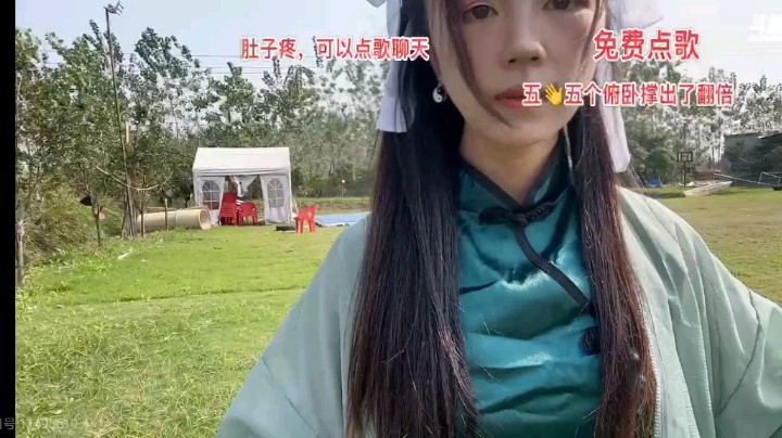 在努力的表演，可爱