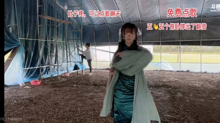  公主表演认真，橘子进来看她